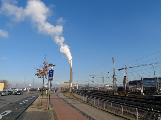 Eine Dampffahnen begrüsst bahnfahrende Bielefeld-Besucher