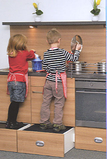 So können schon Kinder mitkochen - die ausziehbaren Podeste