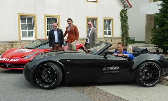Thomas Welzel, Sebastian Wolters-Fahlenkamp (Ferrari), Mario Wiesing (Wiesmann) und Catharina Leers (Finalistin des Model-Contests)