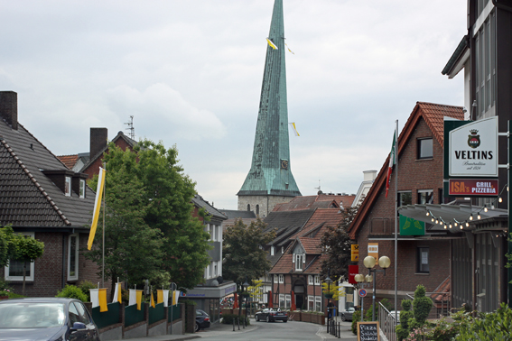 Der schiefe Kirchturm der katholischen Pfarrklirche St. Johannes Baptist  in DelbrückPfarrkirche St. Johannes Baptist. 