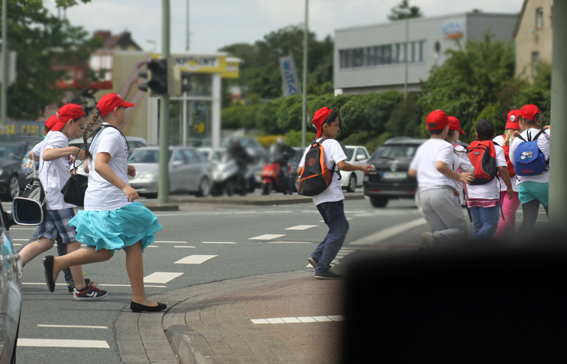 Rotkäppchen queren in Bielefeld die Strasse
