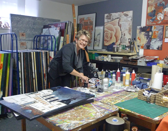 Ulla Mersch in ihrem Atelier