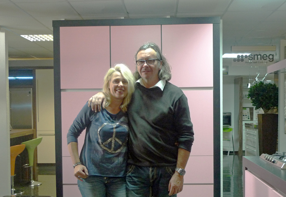 Anke Kirsch mit Ehemann Jörg Hennig vor einer Traumküche in rosa