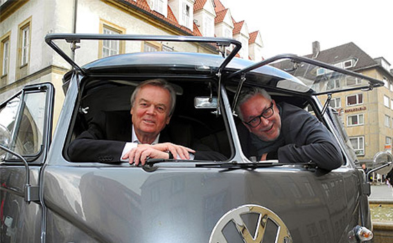 Autoliebhaber: Hans-Rudolf Holtkamp (links), Geschäftsführer Bielefeld Marketing GmbH, und Ralf Eigenrauch von der Werbeagentur Eigenrauch & Partner sitzen in einem VW-Bulli T1 aus dem Jahre 1963 auf dem Alten Markt.