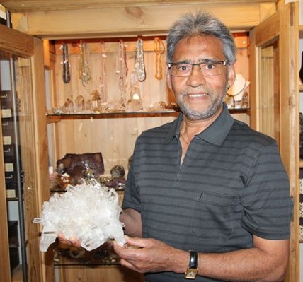 Munna Shah mit großem Bergkristall