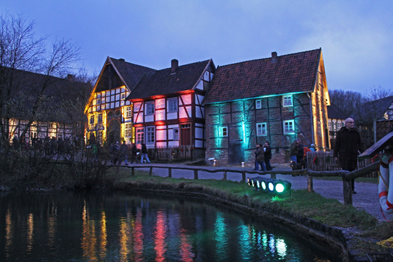 Das Paderborner Dorf im LWL-Freilichtmuseum Detmold wird zum Museumsadvent in stimmungsvolles Licht getaucht. Foto: LWL/Jähne