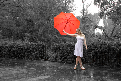 Singing in the rain - Frau im Sommerkleid mit Schirm