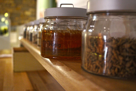 Der Honig steht in der Ausstellungsapotheke schon bereit, um den alten Rezepten und Heilendem aus Honig in einem ganz besonderen Workshop auf den Grund zu gehen. Foto: LWL/N. Marschler