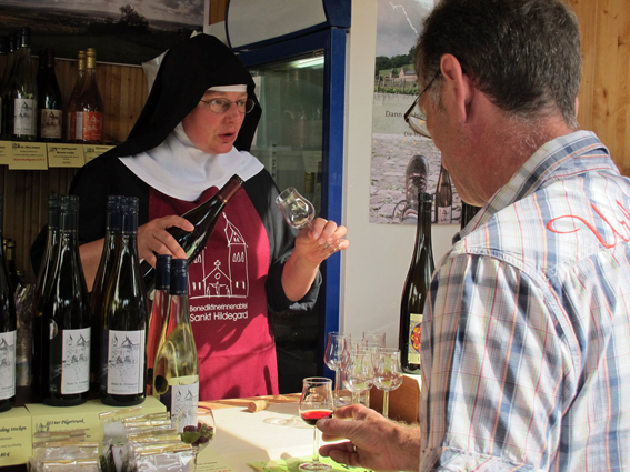 Edle Tropfen: Wein, Liköre und Produkte nach Hildegard von Bingen gibt es bei den Benediktinerinnen aus St. Hildegard in Rüdesheim. Foto: LWL/Tillmann