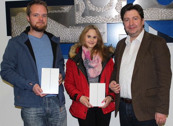 REFA-OWL-Geschäftsführer Lars Pielemeier (rechts) freute sich über die technischen Nach-wuchskräfte. Von links Daniel Vahrenhorst und Natalie Jarczyk. 