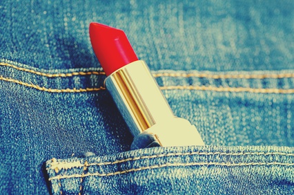 Roter Lippenstift in Jeans