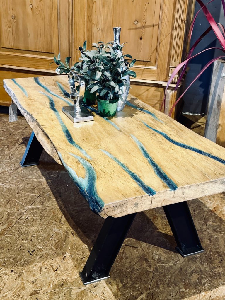 Tisch aus altem Holz, mit Epoxidharz verschönert