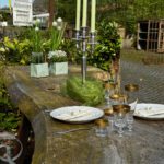 Frühlingshaft gedeckter Tisch im Außengelände des Möbel-Bahnhofs Bielefeld für Nächster Ausstieg Lebensart