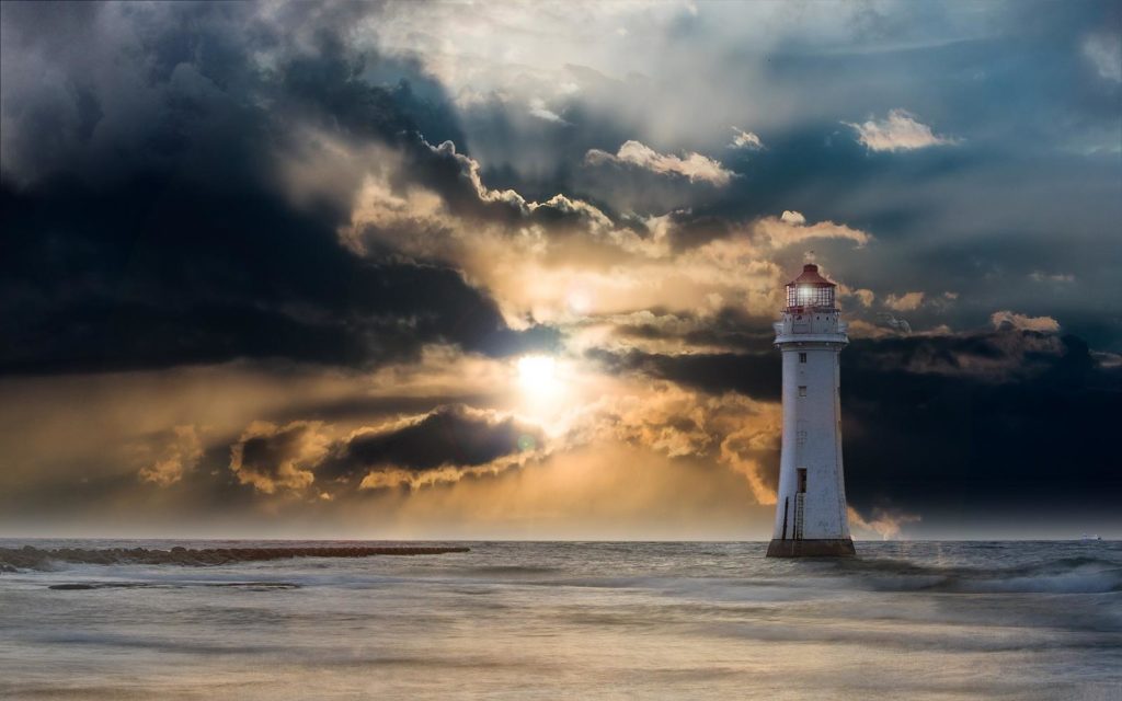 Ein Leuchtturm bei rauer See symbolisiert Klarheit und Orientierung in stürmischen Zeiten – passend zur Inspirationsstunde von VERBUNDEN Mensch SEIN.