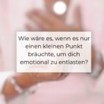 Frau berührt sanft den Punkt Lunge 1 unterhalb des Schlüsselbeins, an dem ein Bio-Photonenpflaster angebracht ist. Text: „Wie wäre es, wenn es nur einen kleinen Punkt bräuchte, um dich emotional zu entlasten?“