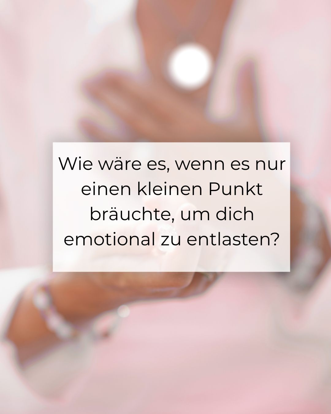 Frau berührt sanft den Punkt Lunge 1 unterhalb des Schlüsselbeins, an dem ein Bio-Photonenpflaster angebracht ist. Text: „Wie wäre es, wenn es nur einen kleinen Punkt bräuchte, um dich emotional zu entlasten?“