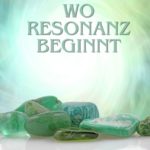 Abstrakter Hintergrund in sanften Grün- und Blautönen mit Text ‚Wo Resonanz beginnt‘ – Beitragsbild zum Frequenzraum Bielefeld.