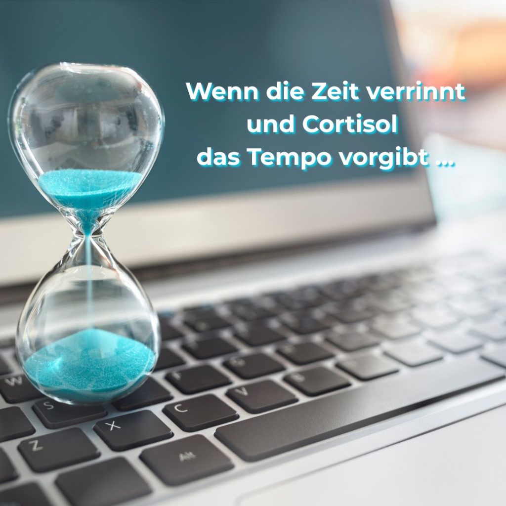 Sanduhr auf Laptop-Tastatur – Symbolbild für Cortisol und Stress, wenn die Zeit verrinnt und der Körper im Dauer-Alarmmodus steht.