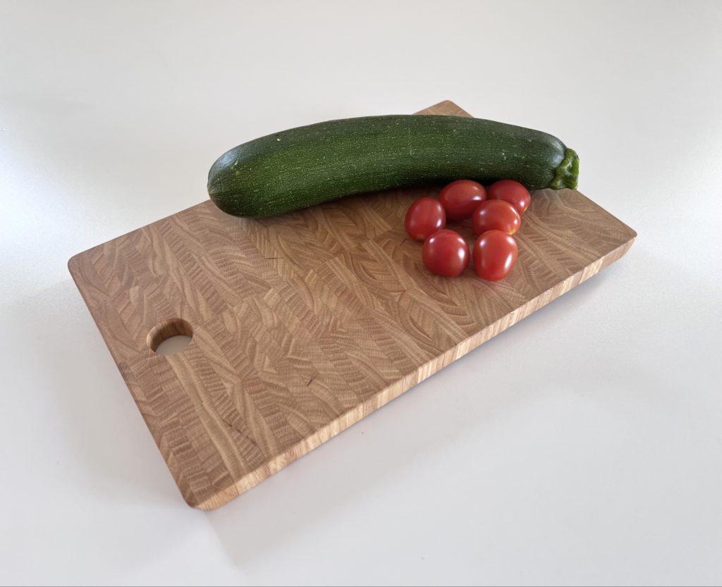 Holzkunst aus Bielefeld – fein verarbeitetes Schneidebrett von Friedhelm Nolte mit frischem Gemüse darauf.