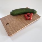 Holzkunst aus Bielefeld – fein verarbeitetes Schneidebrett von Friedhelm Nolte mit frischem Gemüse darauf.