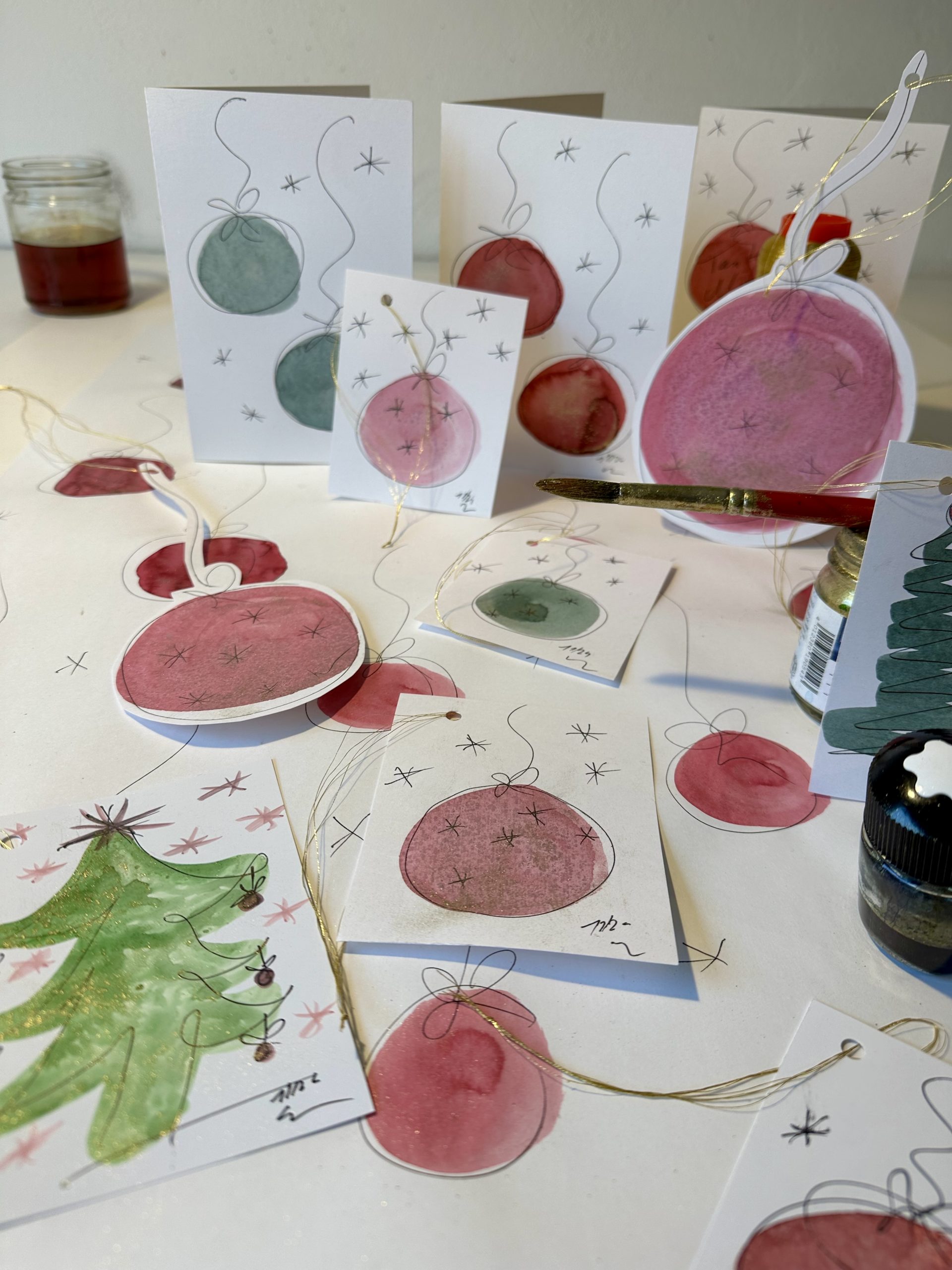 Made in Bielefeld: Handgemalte Weihnachtskarten und Geschenkanhänger aus hochwertigem Papier, gestaltet im Workshop von Heike Kobusch im Möbel-Bahnhof.