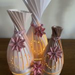 Papier-Lichtobjekt von Plotterträumchen mit filigranen Ausschnitten und warmem Leuchten.