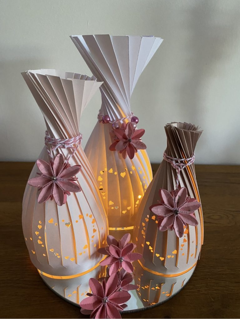 Papier-Lichtobjekt von Plotterträumchen mit filigranen Ausschnitten und warmem Leuchten.