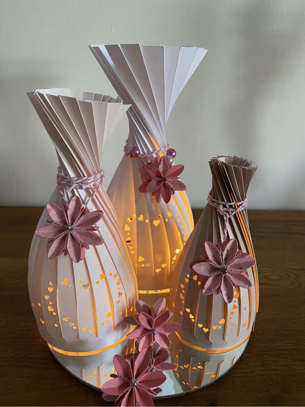 Papier-Lichtobjekt von Plotterträumchen mit filigranen Ausschnitten und warmem Leuchten.