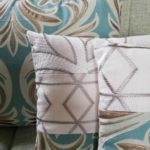 Upcycling-Kissen aus bunten Stofflaschen von Elke Sielemann-Krause