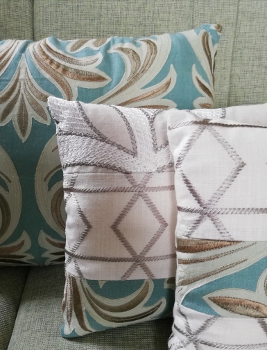 Upcycling-Kissen aus bunten Stofflaschen von Elke Sielemann-Krause