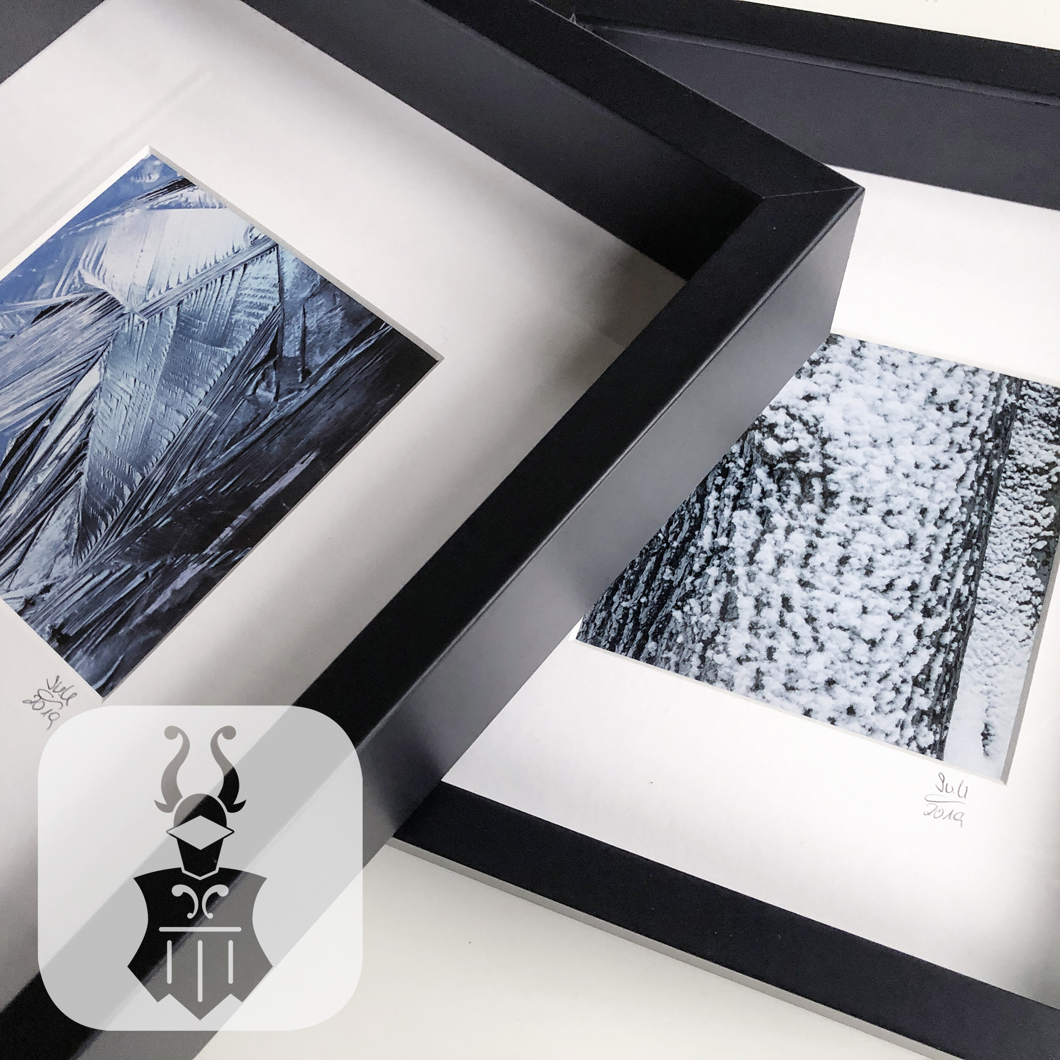 Fotokunst aus Bielefeld – gerahmte Postkartenmotive von Irene von Uslar mit abstrakten Strukturen in Schwarz-Weiß und Blau, gezeigt bei Made in Bielefeld im Möbel-Bahnhof