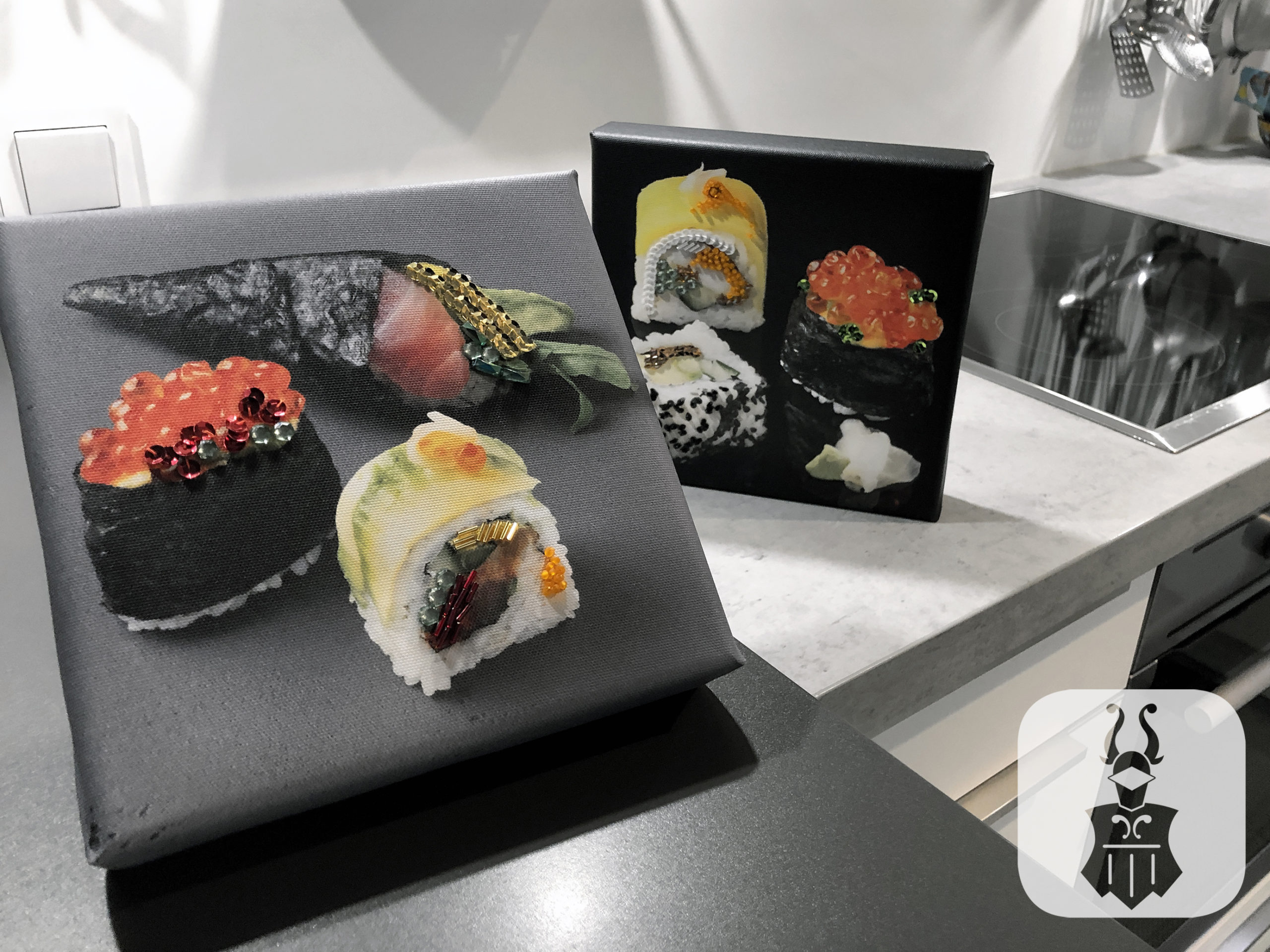 Fotokunst aus Bielefeld – detailreiche Sushi-Aufnahme von Irene von Uslar mit aufgenähten Perlen und Pailletten, gezeigt bei Made in Bielefeld im Möbel-Bahnhof