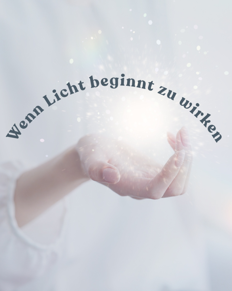 Sanftes Licht in einer geöffneten Hand – Symbol für die Biophotonenlaser Erfahrung und die aktivierende Wirkung kohärenten Lichts auf die Zellkommunikation.