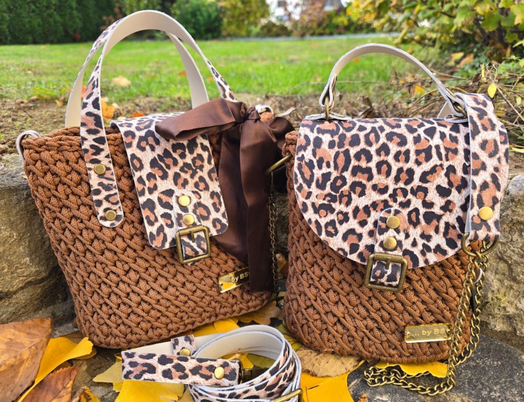 Handgefertigte braune Häkeltasche mit Lederriemen und feiner Struktur, fotografiert im Außenbereich.