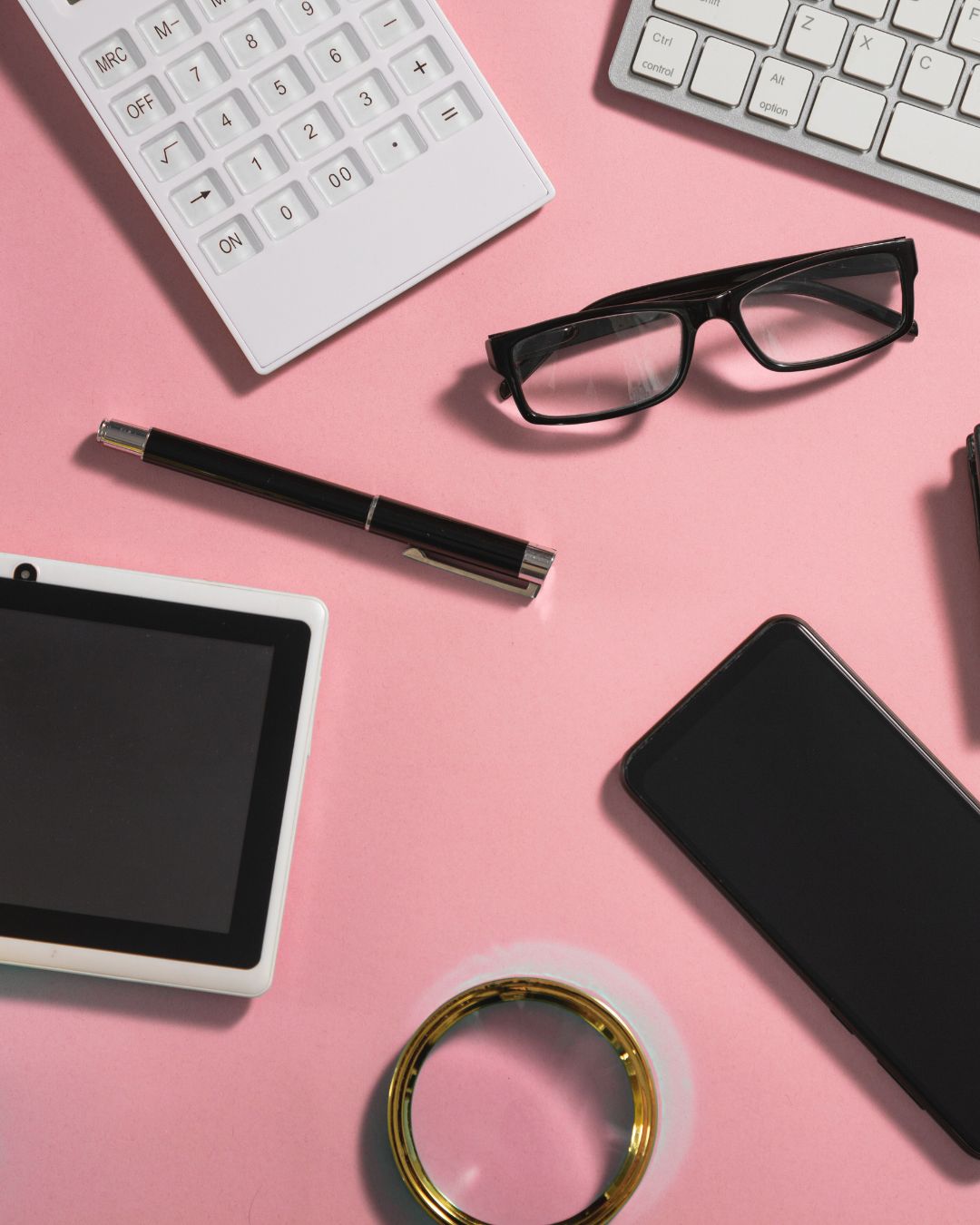 Alltagsszene mit Laptop und Smartphone als visuelle Einordnung zum Thema Freeonic.