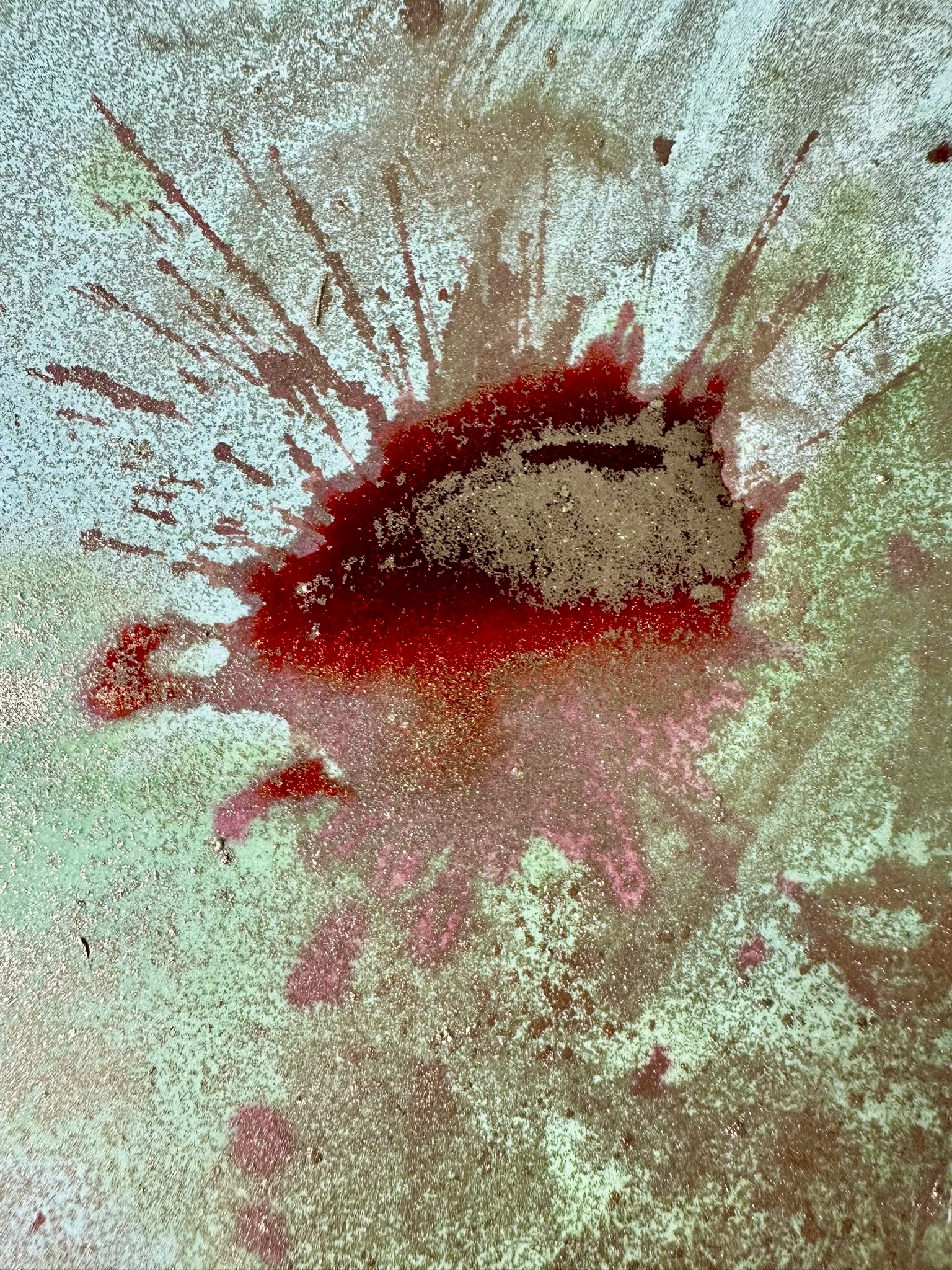 Abstraktes Bild in Dunkelrot und Bronze mit fließenden Farbstrukturen.