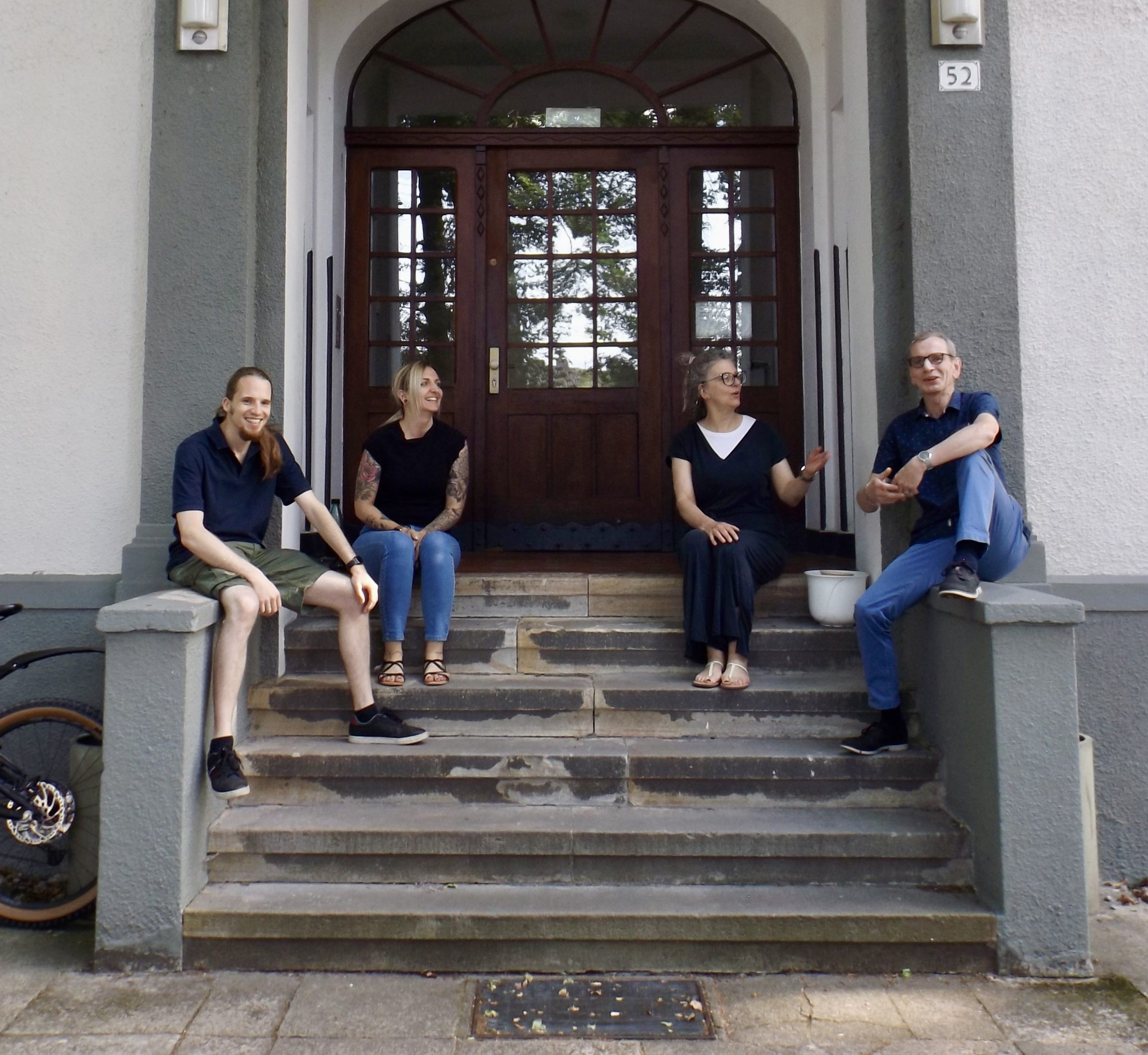 Team der ambulanten Wohnbetreuung des Zirkels Gütersloh vor einem Gebäude der Einrichtung.