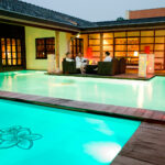 Servicekraft Bali Therme Bad Oeynhausen im Restaurantbereich am Schwimmbecken