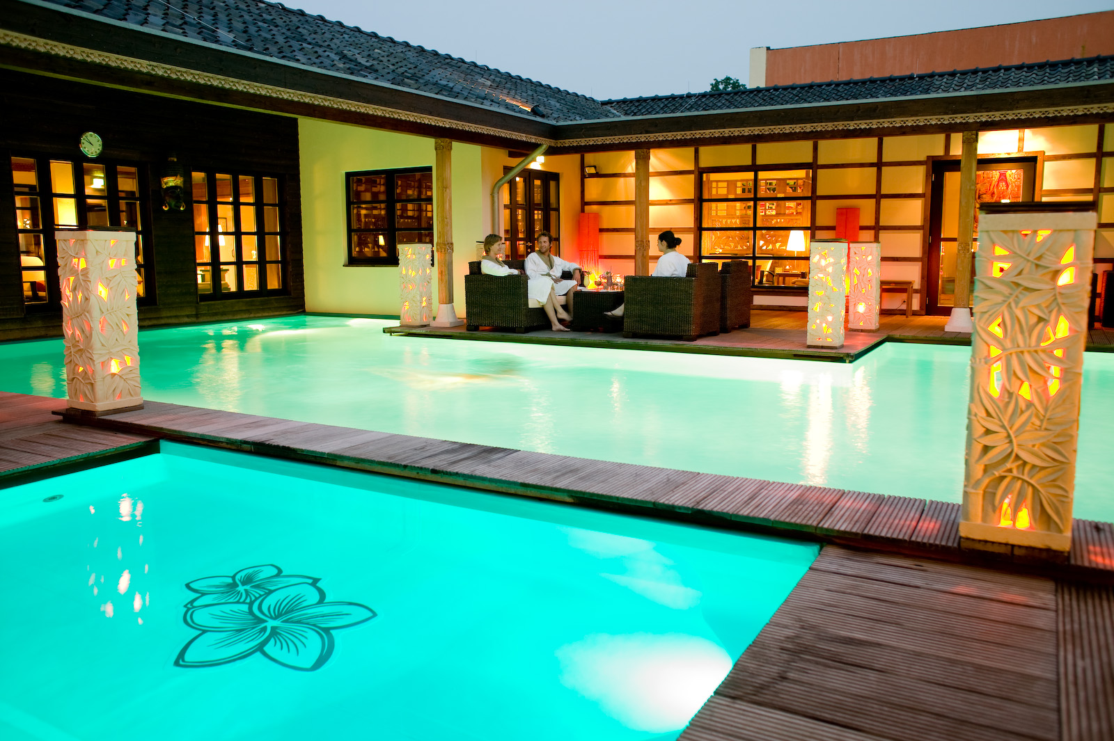 Servicekraft Bali Therme Bad Oeynhausen im Restaurantbereich am Schwimmbecken