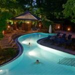 Aufnahme des Schwimmbeckens der Bali Therme Bad Oeynhausen aus der Vogelperspektive