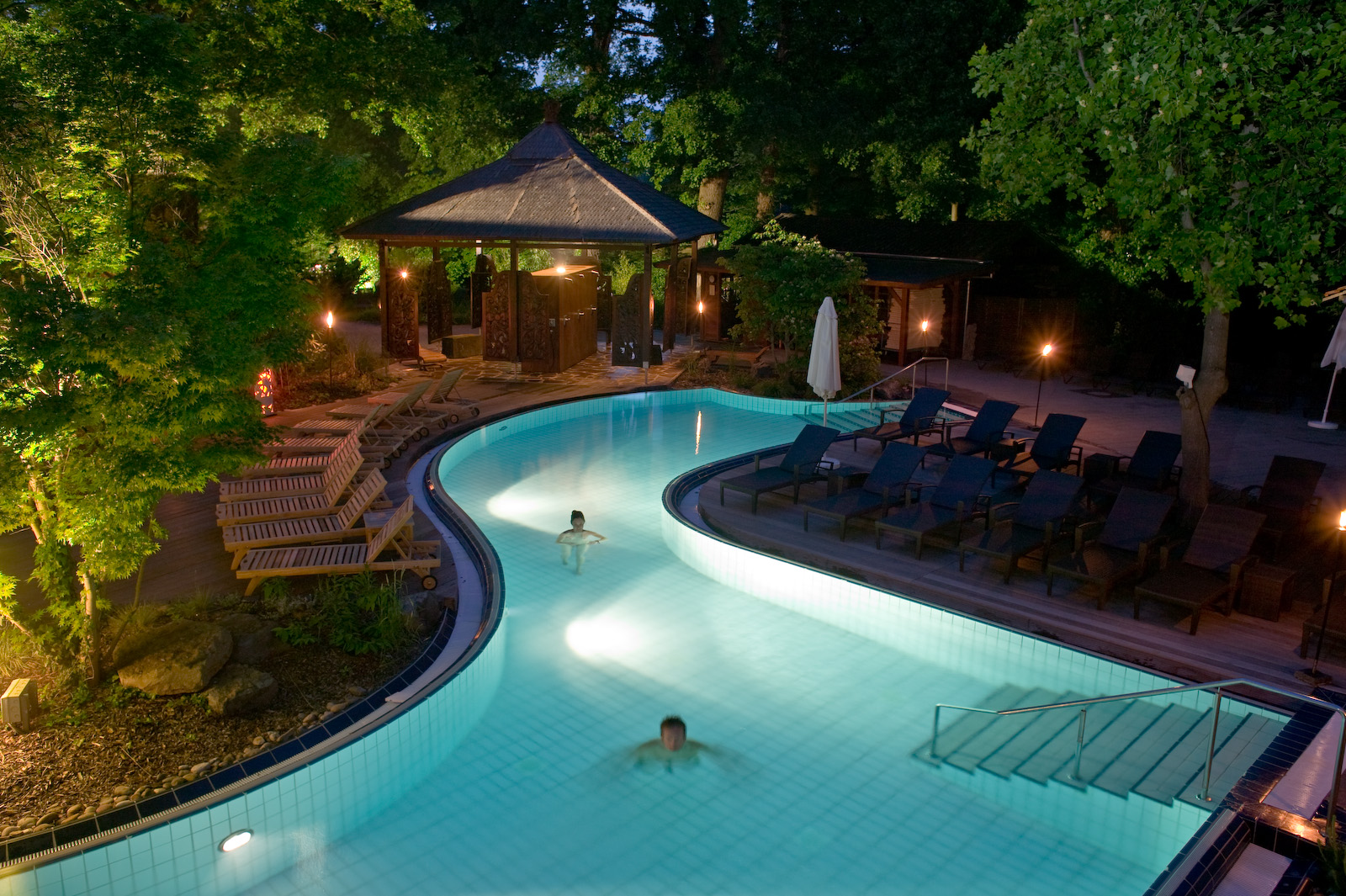 Aufnahme des Schwimmbeckens der Bali Therme Bad Oeynhausen aus der Vogelperspektive