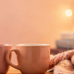 Zwei Kaffeetassen auf einem Tisch im warmen Morgenlicht als Symbol für Bedeutung Valentinstag.