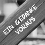 Balken mit Schrift Ein Gedanke voraus