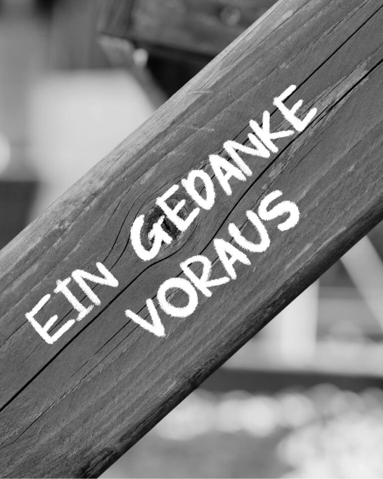 Balken mit Schrift Ein Gedanke voraus