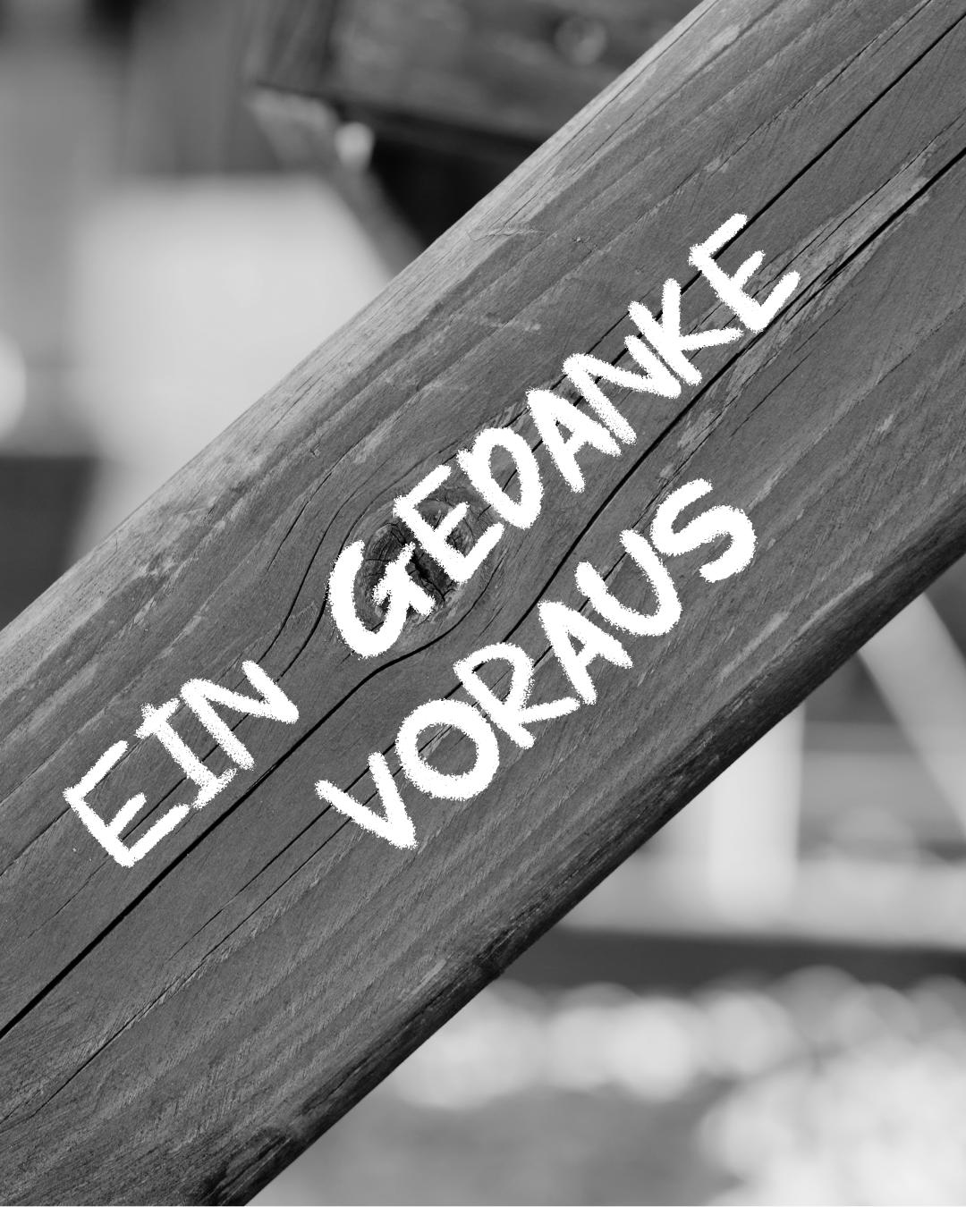 Balken mit Schrift Ein Gedanke voraus