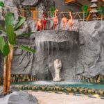 Wasserfall mit Flamingo-Figuren in der Bali Therme Bad Oeynhausen