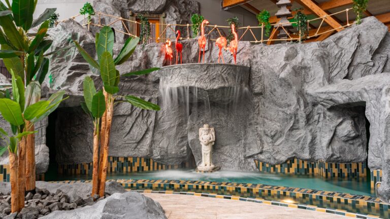 Wasserfall mit Flamingo-Figuren in der Bali Therme Bad Oeynhausen