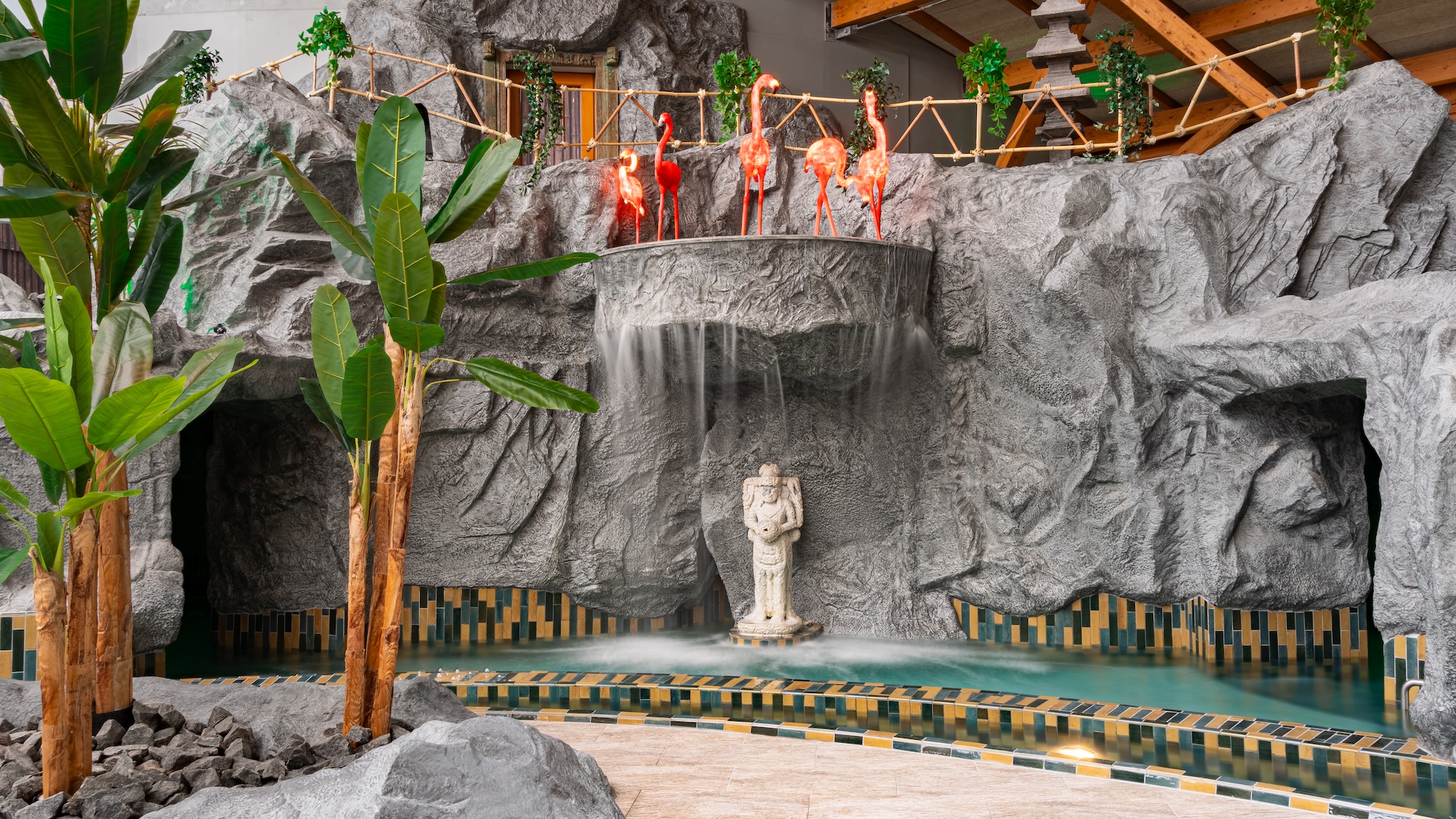 Wasserfall mit Flamingo-Figuren in der Bali Therme Bad Oeynhausen