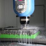 CNC-Fräsmaschine bei der Metallbearbeitung in Bielefeld, präzise Fertigung einer maßgeschneiderten Werkzeugmaschine im Maschinenbau.