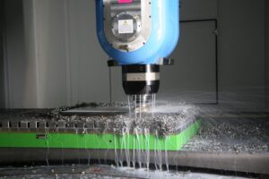 CNC-Fräsmaschine bei der Metallbearbeitung in Bielefeld, präzise Fertigung einer maßgeschneiderten Werkzeugmaschine im Maschinenbau.